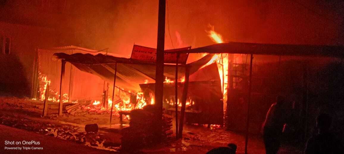 Motihari : भीषण आग लगने से तीन दुकानें जलकर राख