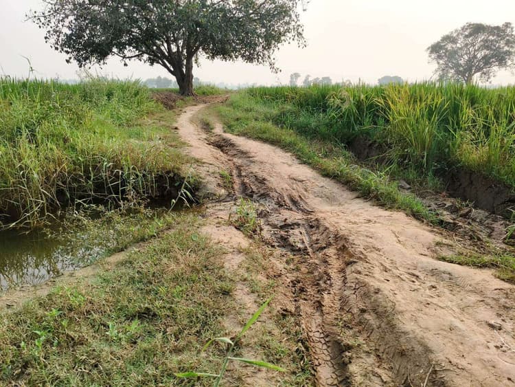 अहियापुर- मौआरी सड़क जर्जर,आवागमन मुश्किल