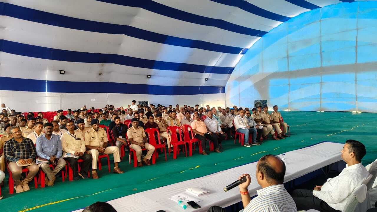 Samastipur News:फॉर्म 17-C में गड़बड़ी पर तुरंत होगी कार्रवाई, चुनाव कार्य में कोताही बर्दाश्त नहीं : डीएम