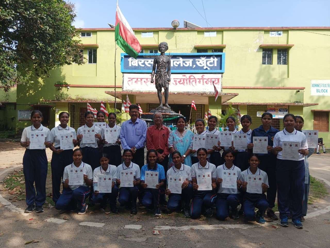 एनसीसी की छात्राओं को दिया गया प्रमाण-पत्र