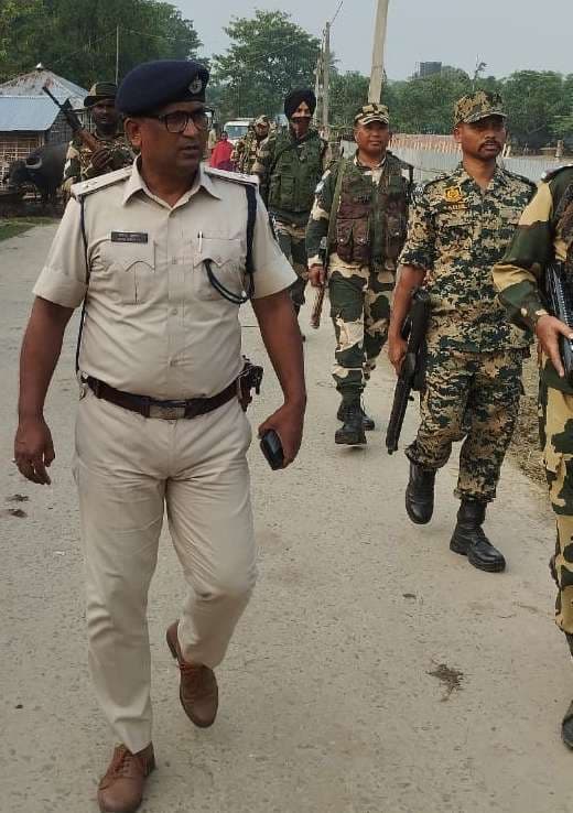 शांतिपूर्ण चुनाव कराने को लेकर बीएसएफ ने किया फ्लैग मार्च