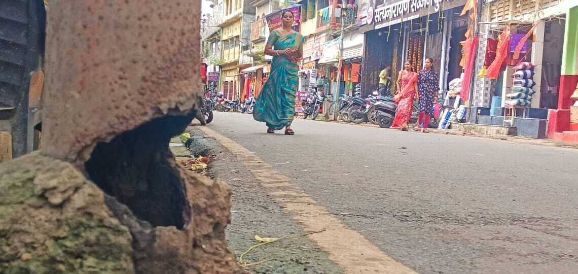 जर्जर पोल और उलझे तारों से बढ़ा शॉर्ट सर्किट का खतरा