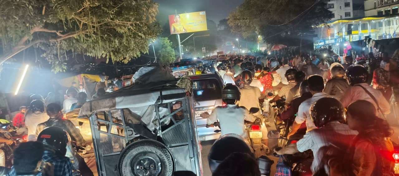 Motihari: शहर में शाम को घंटों बनी रही जाम की स्थिति