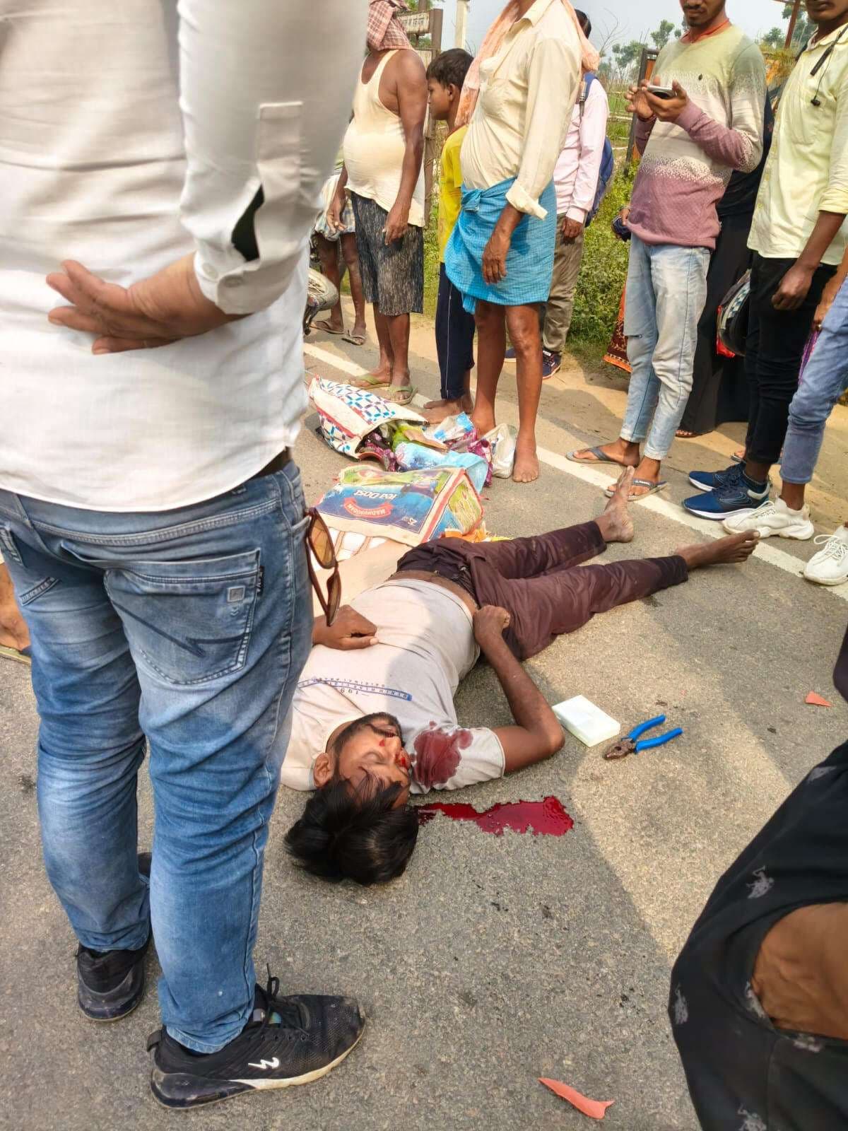 आमने-सामने की टक्कर में तीन बाइक सवार जख्मी