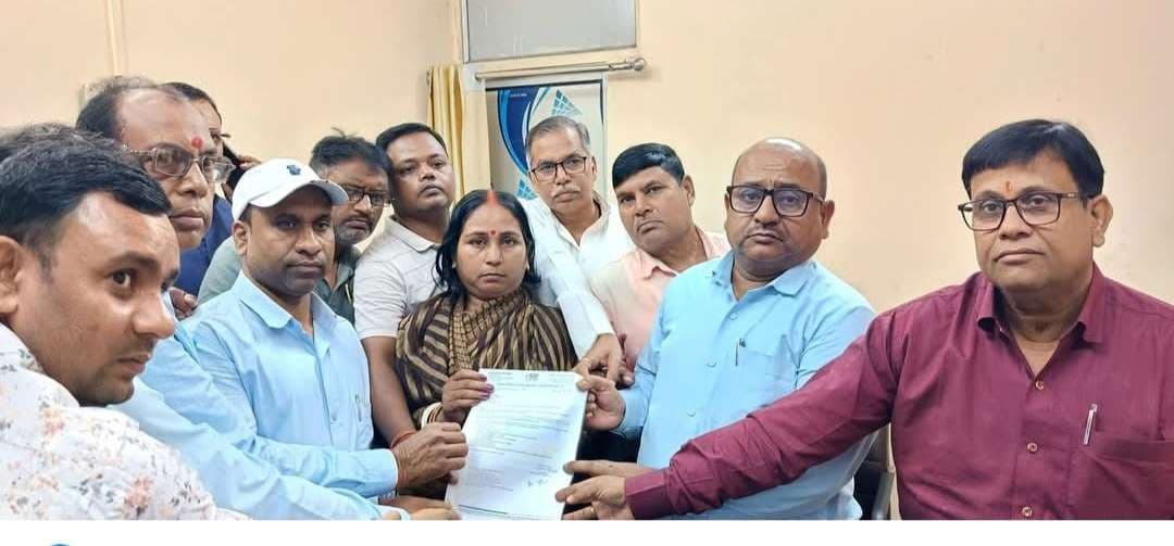 Dhanbad News : बीसीसीएल के क्लर्क की मौत, चक्का जाम के बाद पत्नी को मिला नियोजन