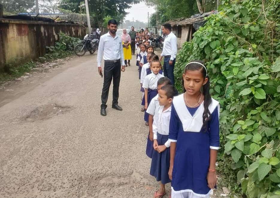 bihar election 2025: पोठिया में स्कूली बच्चों ने निकाला मतदाता जागरूकता रैली