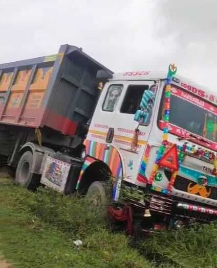 अलग-अलग घटनाओं में दो मालवाहक ट्रक क्षतिग्रस्त