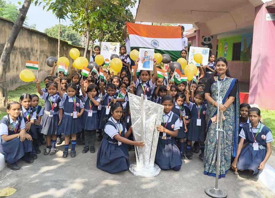 स्कूली बच्चों ने महिला क्रिकेट टीम की जीत पर मनाया जश्न