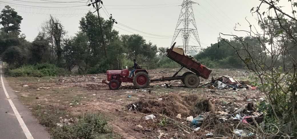 स्वच्छता अभियान की उड़ रही धज्जियां, नदी किनारे खुलेआम फेंका जा रहा कूड़ा
