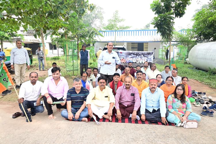 Deoghar news : बच्चों को एचआइवी संक्रमित खून चढ़ाने पर भाजपा ने मंत्री से मांगा इस्तीफा, किया प्रदर्शन