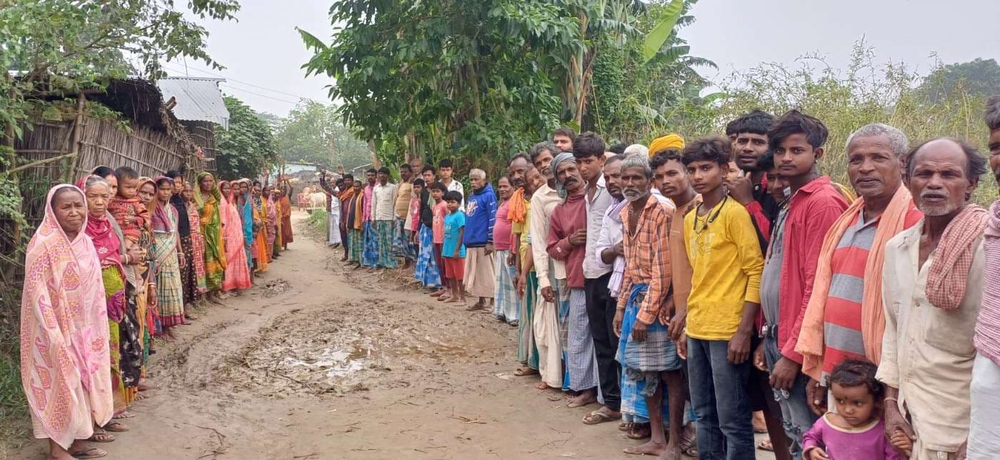 सड़क के लिए डुमरिया गांव के ग्रामीणों ने किया प्रदर्शन