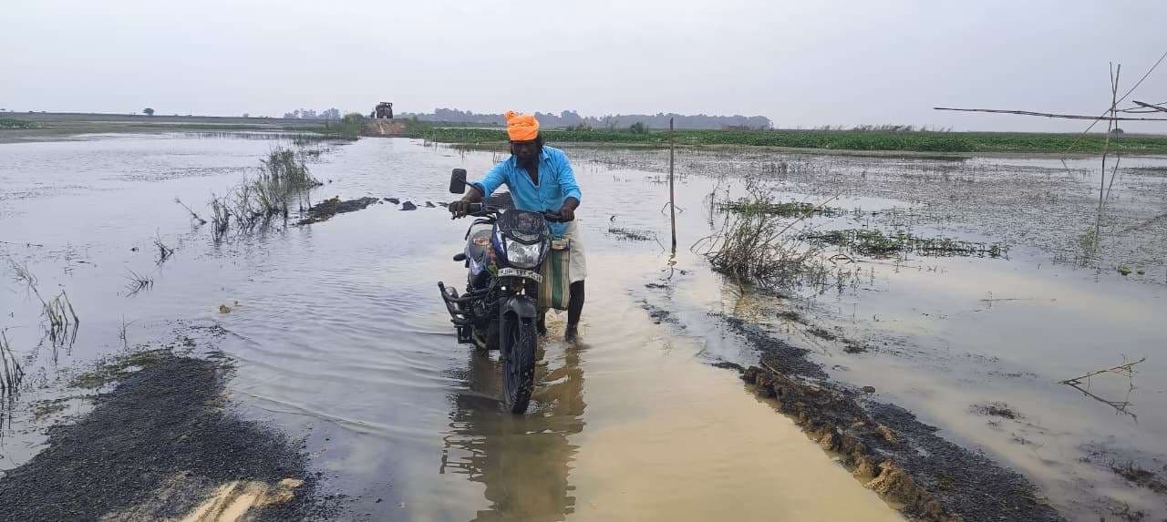 करोड़ों से बनी सड़क, उच्चस्तरीय पुल के अभाव में लोगों को नहीं मिल रहा पूर्णत: लाभ