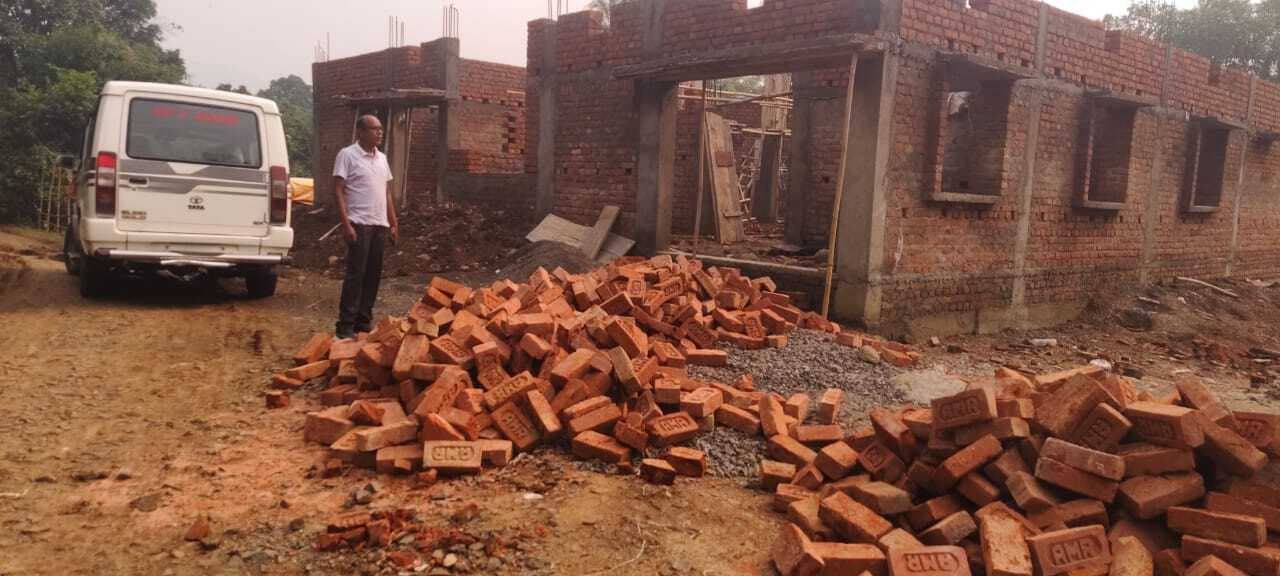 ओके.....निर्माणाधीन मल्टी परपज सेंटर का बीडीओ ने किया निरीक्षण