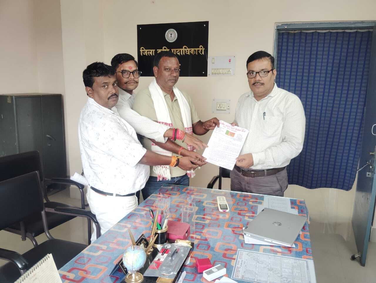 किसानों को फसलों के नुकसान का मुआवजा देने की मांग