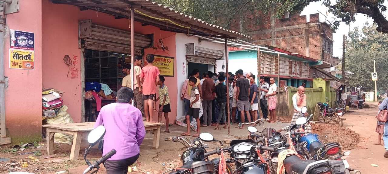 एक ही रात दो दुकानों से लाखों के सामान की चोरी