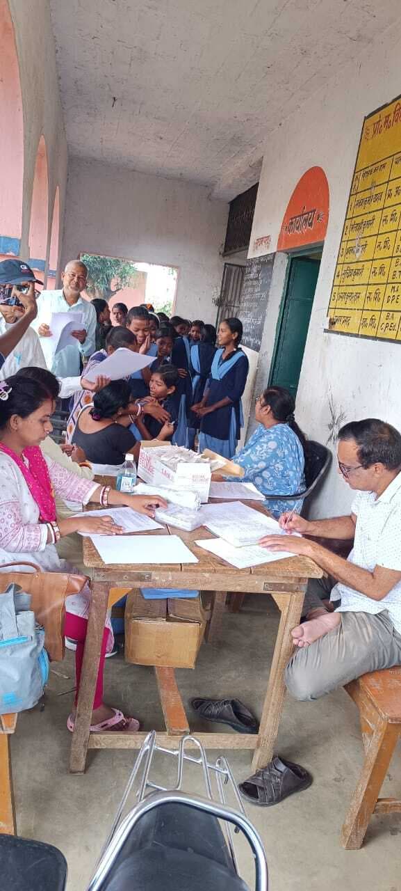 शिविर में छात्राओं को लगाए गए एचपीवी की वैक्सिन