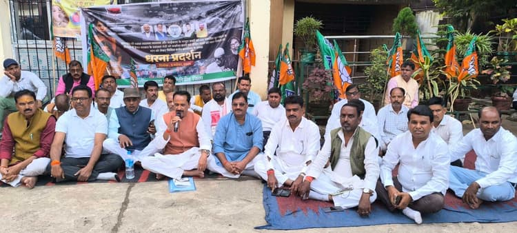 Giridih News :बच्चों को एचआइवी संक्रमित खून चढ़ाने के विरोध भाजपा ने दिया धरना