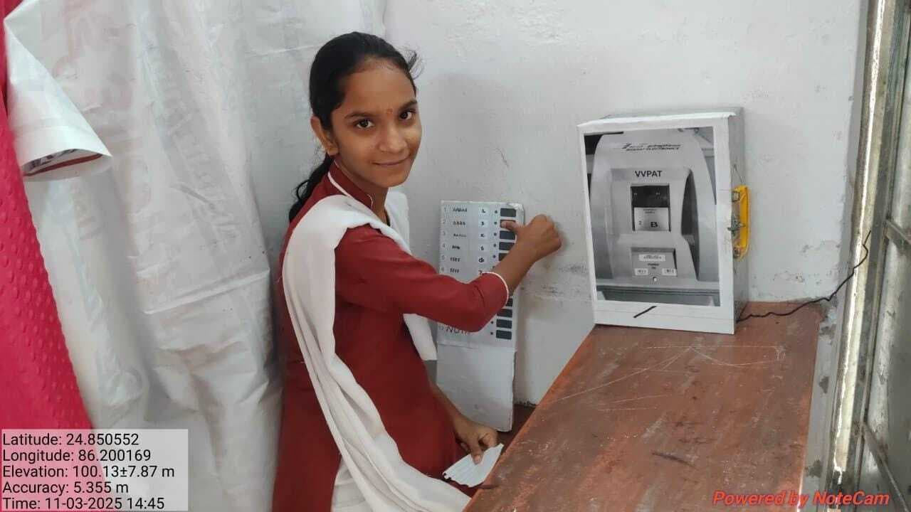 bihar election 2025 : विद्यालयों में डेमो वोटिंग से छात्रों ने सीखी लोकतंत्र की पाठशाला