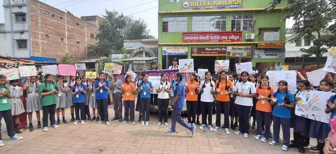 छात्राओं ने नुक्कड़ नाटक से मतदान के लिए किया जागरूक