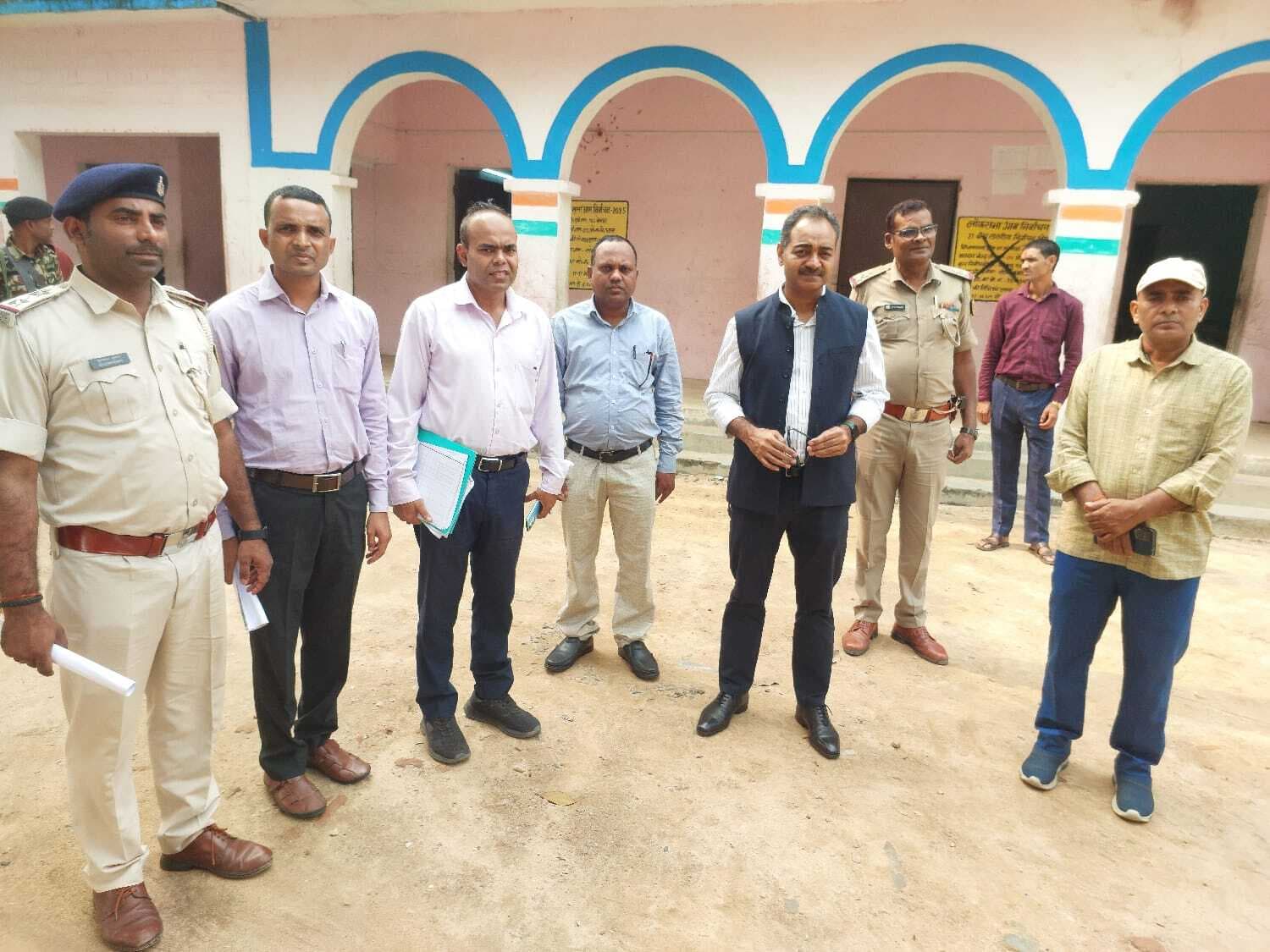 Belher vidhansabha 2025: सामान्य प्रेक्षक ने मतदान केंद्रों का किया निरीक्षण