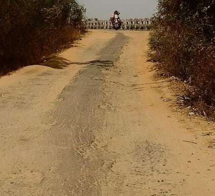 उरकुसिया चेकनाका के पास पुल की जर्जर एप्रोच सड़क बनी दुर्घटनाओं का सबब
