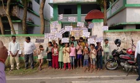 शिक्षक की प्रतिनियुक्ति को लेकर छात्रों ने किया स्कूल बंद, जोरदार विरोध