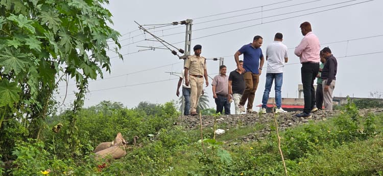 Chaibasa News : बदमाशों ने खड़ी मालगाड़ी का ताला तोड़ चावल की बोरियां चोरी कर ली