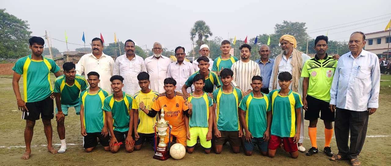 फुटबॉल टूर्नामेंट के फाइनल मैच में रॉयल क्लब दो गोल से विजयी