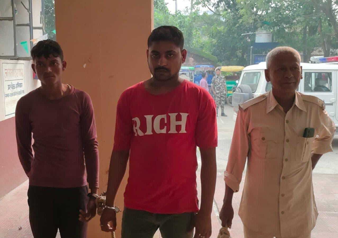 चोरी के बैटरी के साथ दो को  लोगों को पकड़ पुलिस को सौंपा