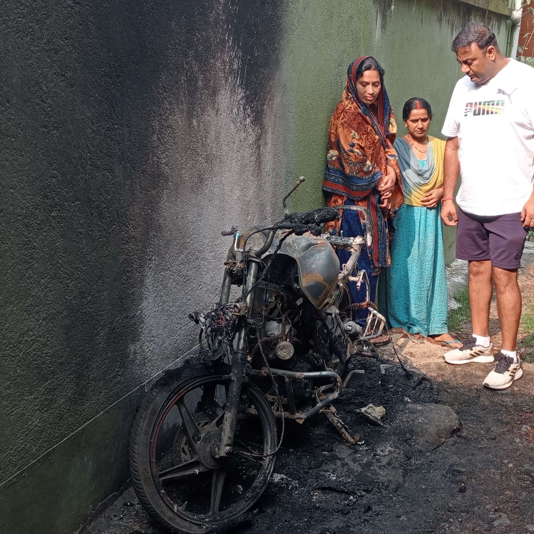 Bokaro News : अज्ञात ने जला दी बाइक