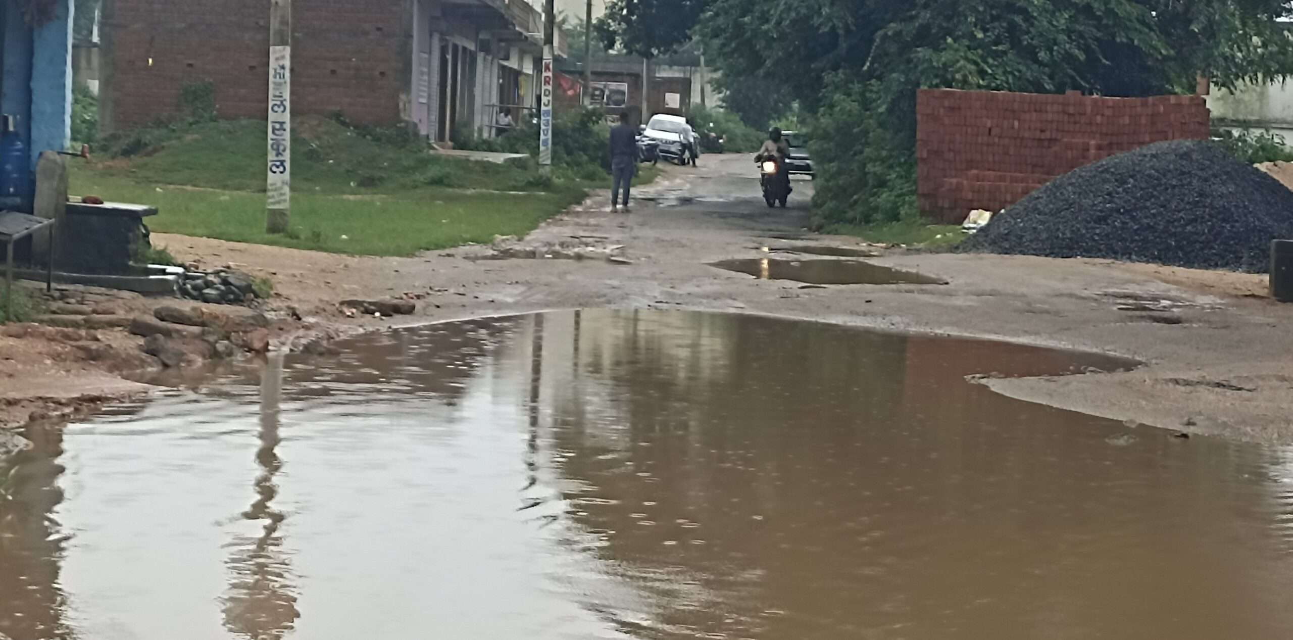 Giridih News :प्रखंड मुख्यालय से जोड़ने वाली सड़क हुई जर्जर, परेशानी