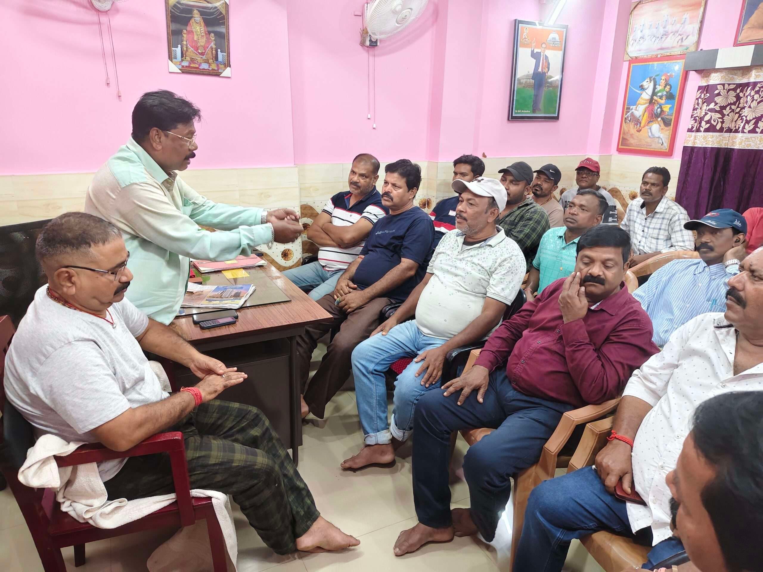 Chaibasa News : मजदूर विरोधी नीतियों व स्थानीय युवाओं की उपेक्षा पर विरोध-प्रदर्शन का निर्णय