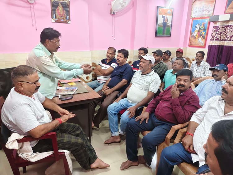 Chaibasa News : मजदूर विरोधी नीतियों व स्थानीय युवाओं की उपेक्षा पर विरोध-प्रदर्शन का निर्णय