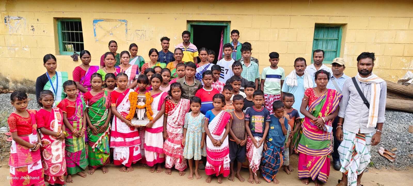 Seraikela Kharsawan News : पंडित रघुनाथ मुर्मू के आदर्शों को अपनाने और ओलचिकी लिपि को आगे बढ़ाने का लिया संकल्प