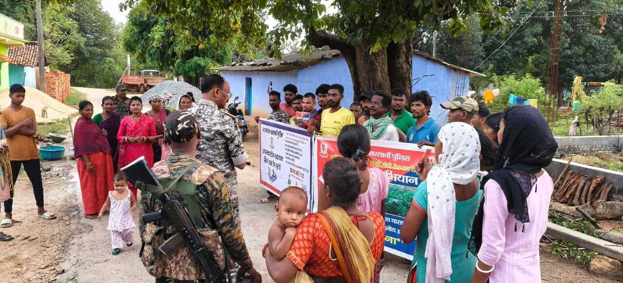 Seraikela Kharsawan News : अफीम की खेती के खिलाफ पुलिस ने चलाया जागरुकता कार्यक्रम