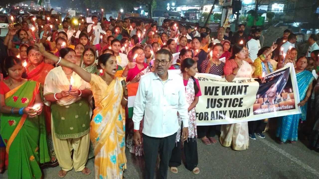 Bokaro News: जवान के हत्यारे की गिरफ्तारी की मांग को लेकर चास में निकला कैंडल मार्च