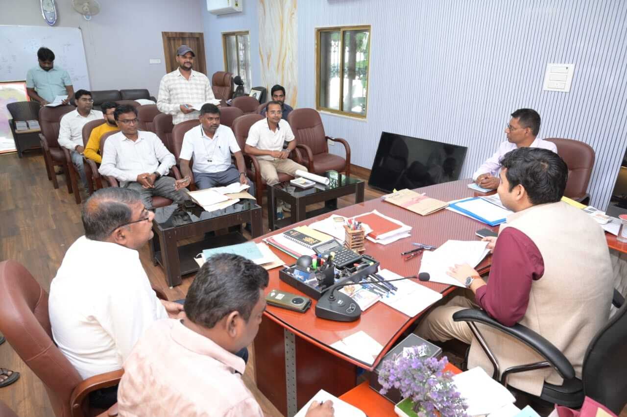 पीवीटीजी परिवारों के घरों में दें बिजली का कनेक्शन : डीसी