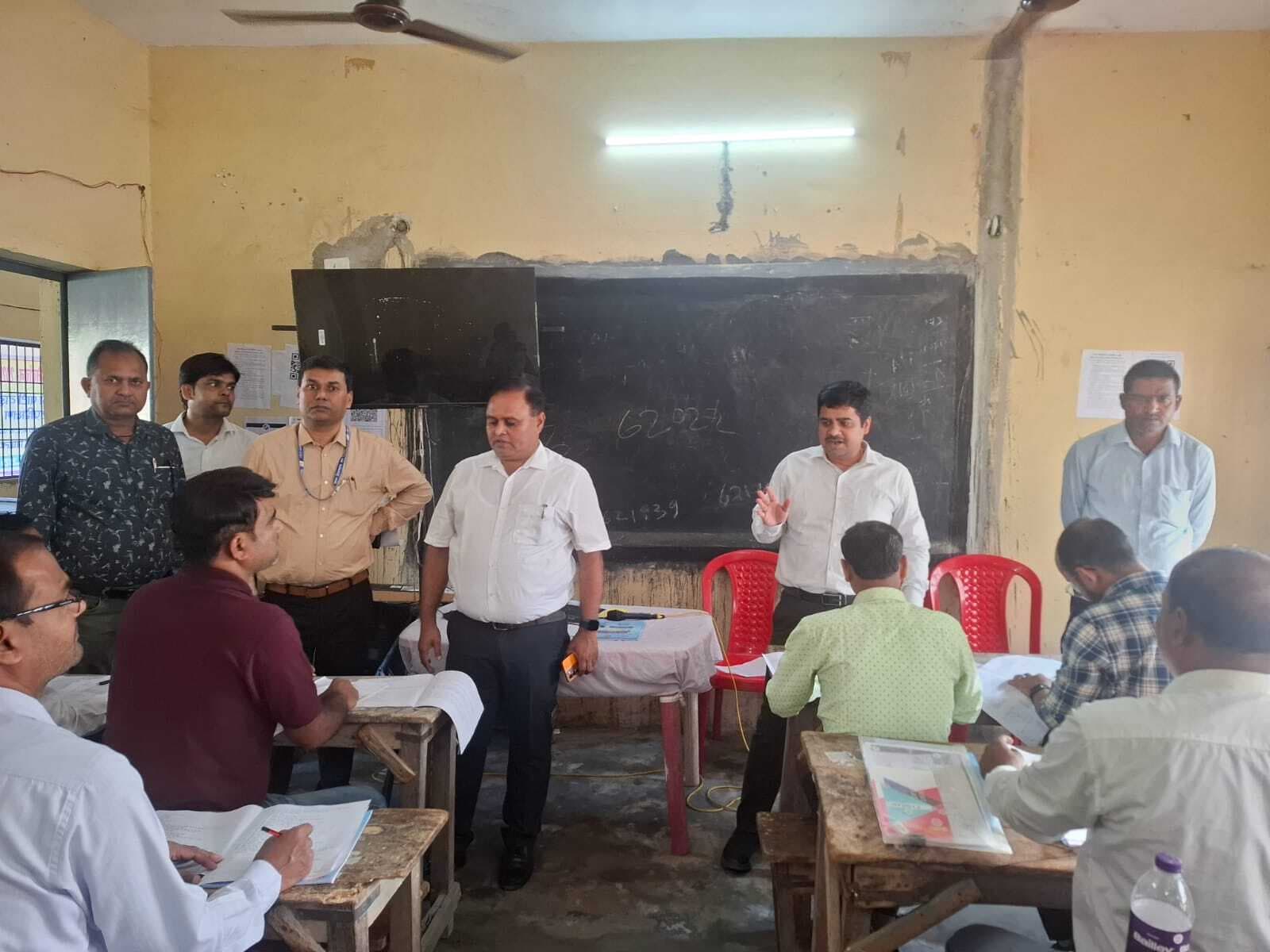 विस चुनाव को लेकर मतदान कर्मियों का प्रशिक्षण जारी, डीएम ने लिया जायजा