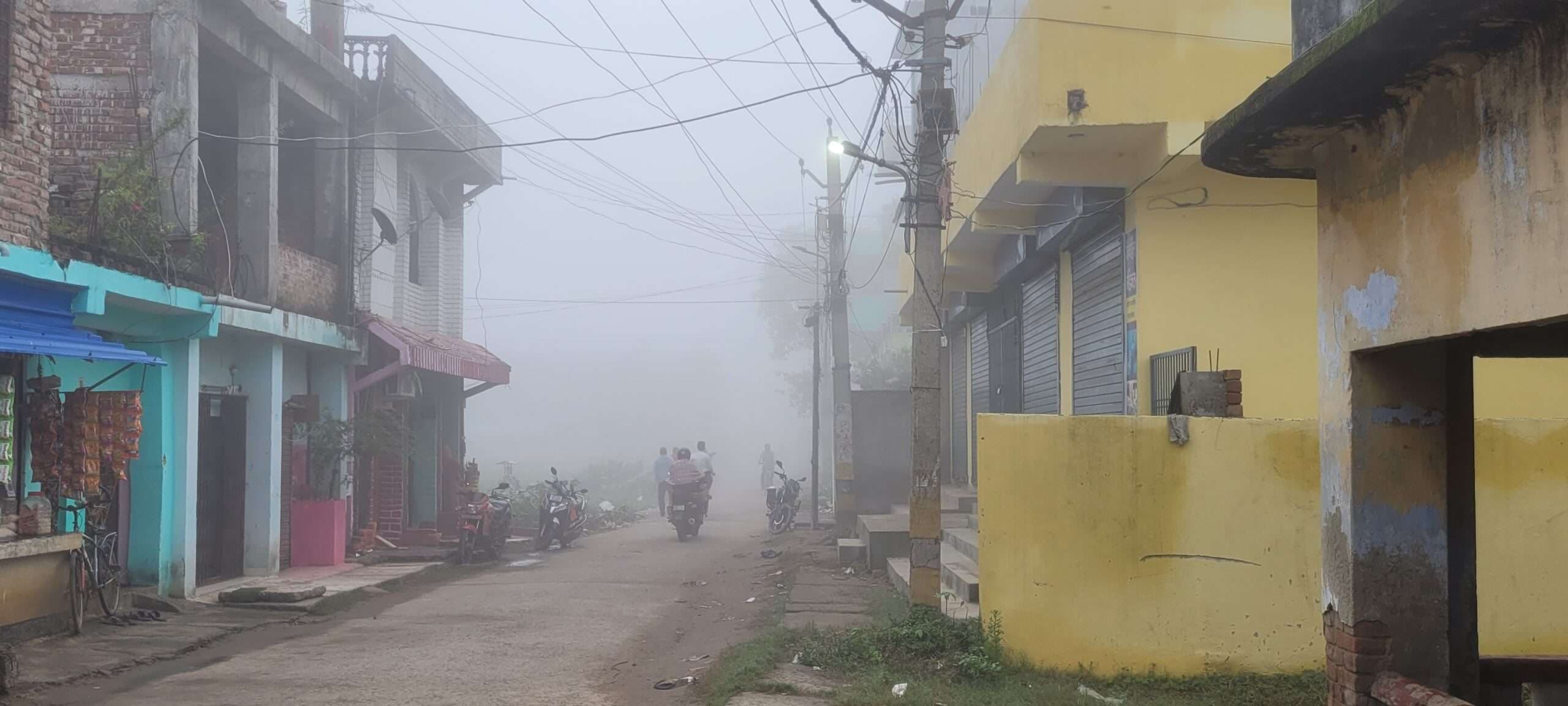 छाई घनी धुंध, सुबह में शाम जैसा नजारा, ठंड के बढ़ते असर से जनजीवन प्रभावित