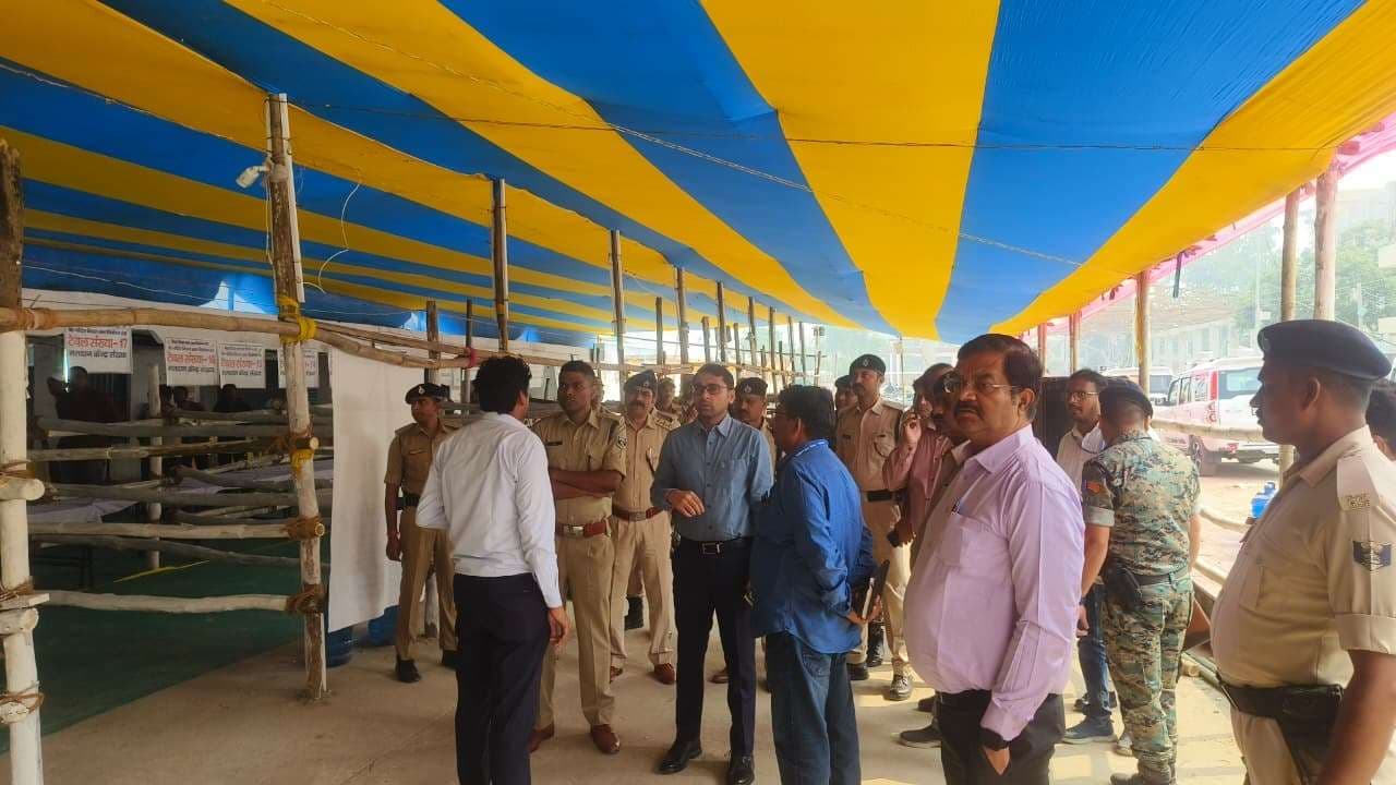 डीएम और एसपी ने किया स्ट्रांग रूम का निरीक्षण