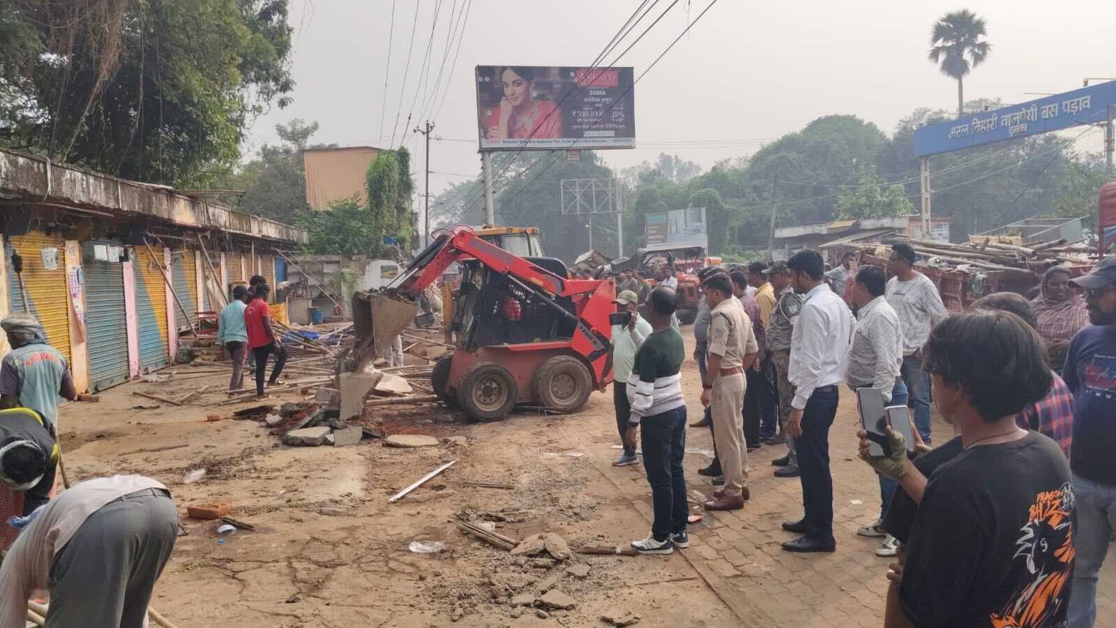 प्रमुख : दुमका के टीन बाजार से वीर कुंवर सिंह चौक तक हटाया गया अवैध कब्जा