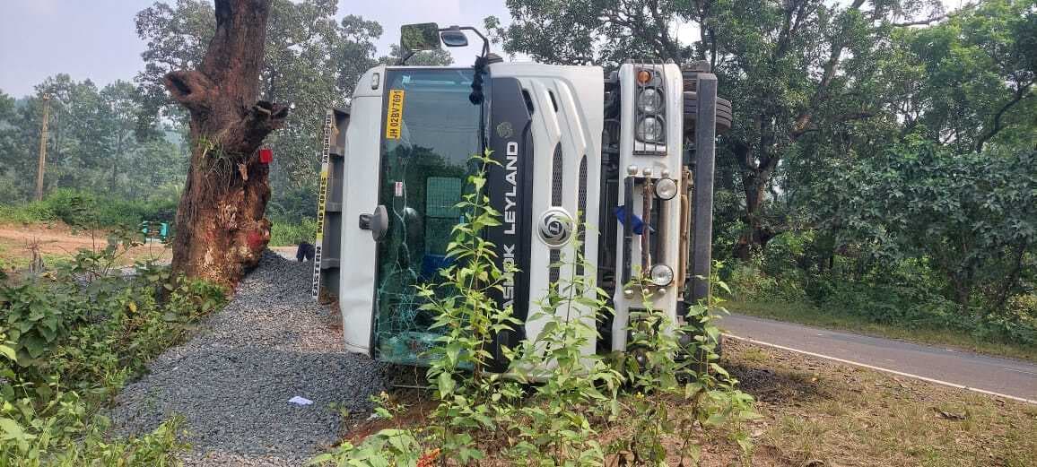 हादसा : गिट्टी लदा हाइवा पलटा, चालक व खलासी घायल