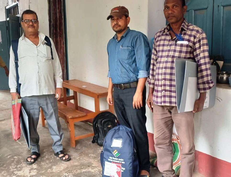 पीठासीन पदाधिकारियों के बीच मतदान सामग्री कीट का वितरण