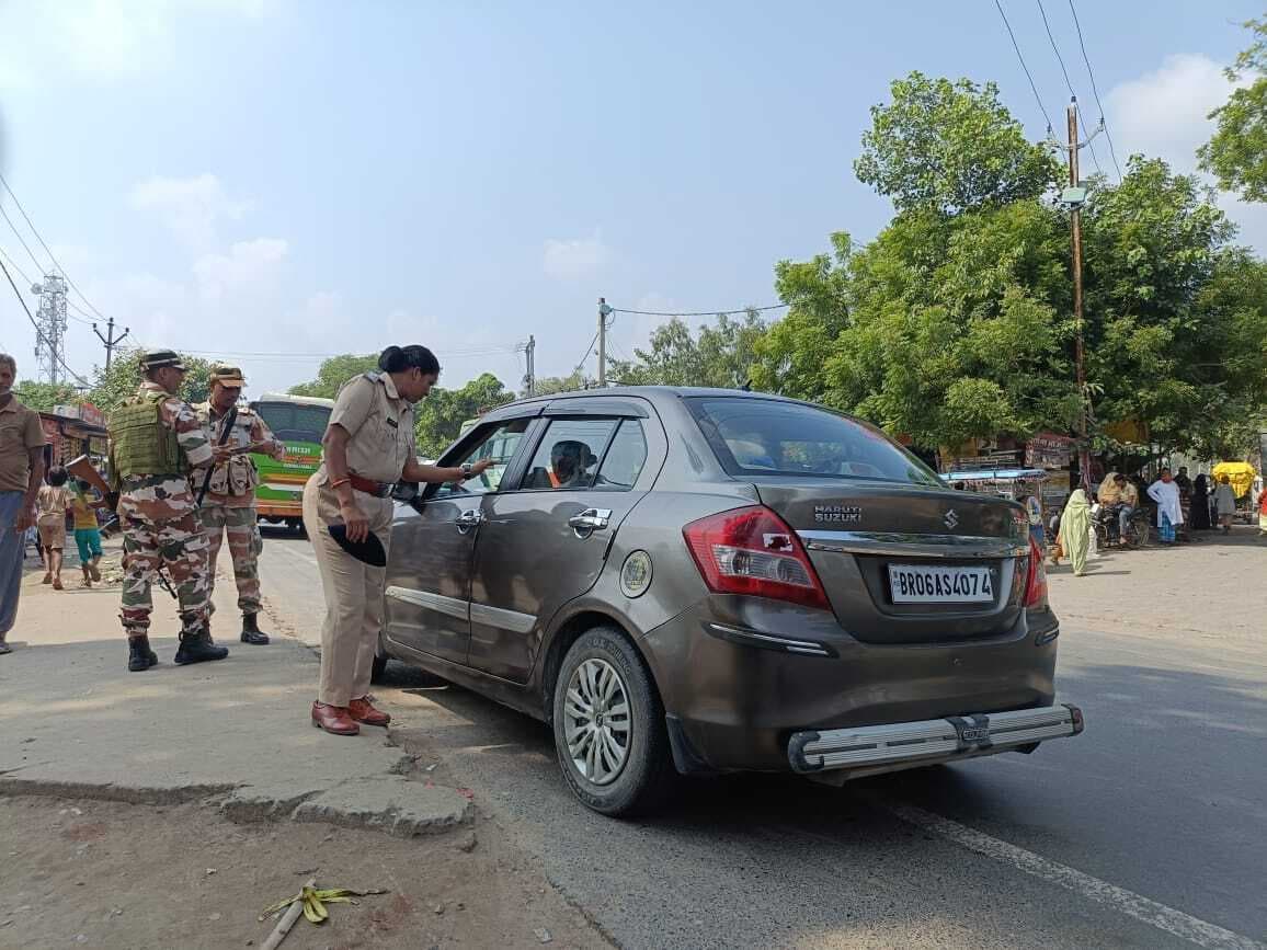 थावे में चेकपोस्टों पर सीआरपीएफ व पुलिस ने की सघन वाहन जांच