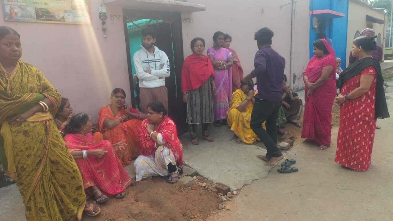 Dhanbad News : गोताखोरों ने 17 घंटे बाद नदी में डूबे किशोर का शव निकाला