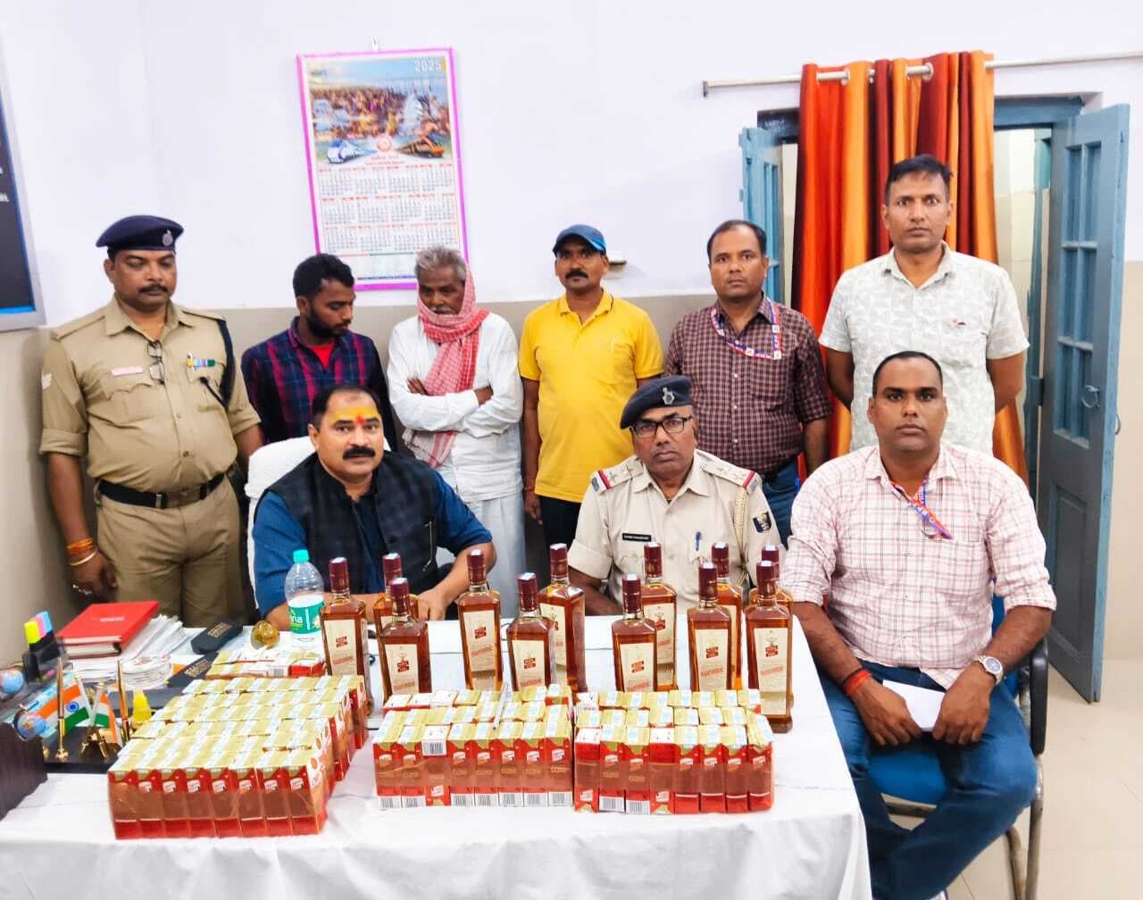 ट्रेन की बोगी चेकिंग में 118 बोतल शराब बरामद, दो यात्री गिरफ्तार