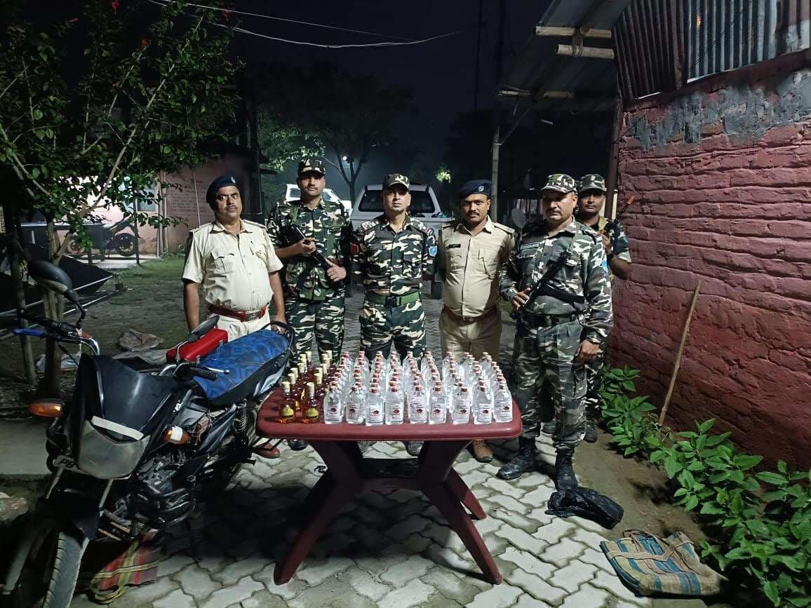 70 लीटर शराब के साथ चार धंधेबाज गिरफ्तार, एक फरार