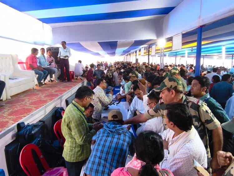 Samastipur News:मतदानकर्मियों के बीच मतदान सामग्री व कंपार्टमेंट वितरित