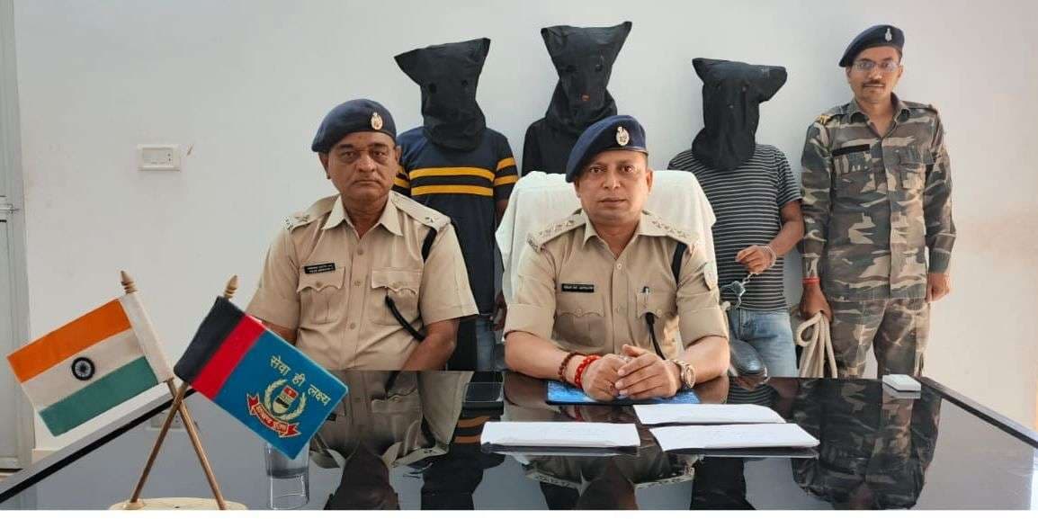 Deoghar News : फर्जी कस्टमर केयर अधिकारी बनकर ठगी करते तीन साइबर आरोपित रंगेहाथ गिरफ्तार