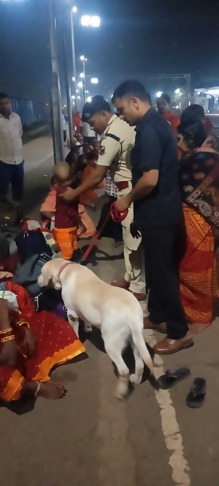 Deoghar news : बिहार विधानसभा चुनाव को देखते हुए स्टेशन पर चल रहा सर्च अभियान